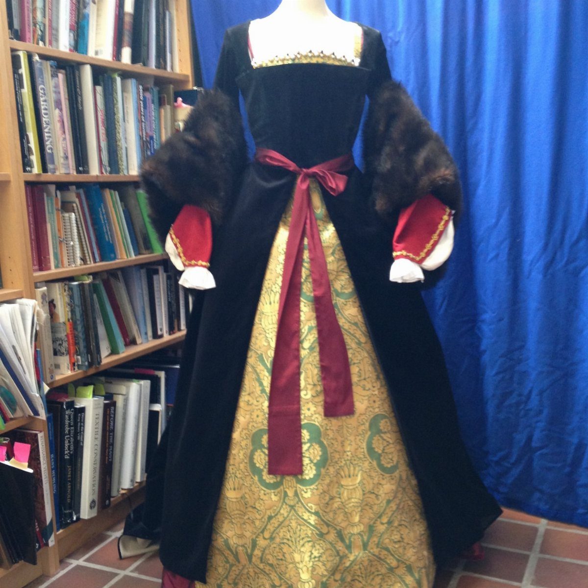 16th Century Fashion for Women: 9 Gown and Bodice Ideas 7 16th-century style gown with black velvet and gold brocade on a mannequin