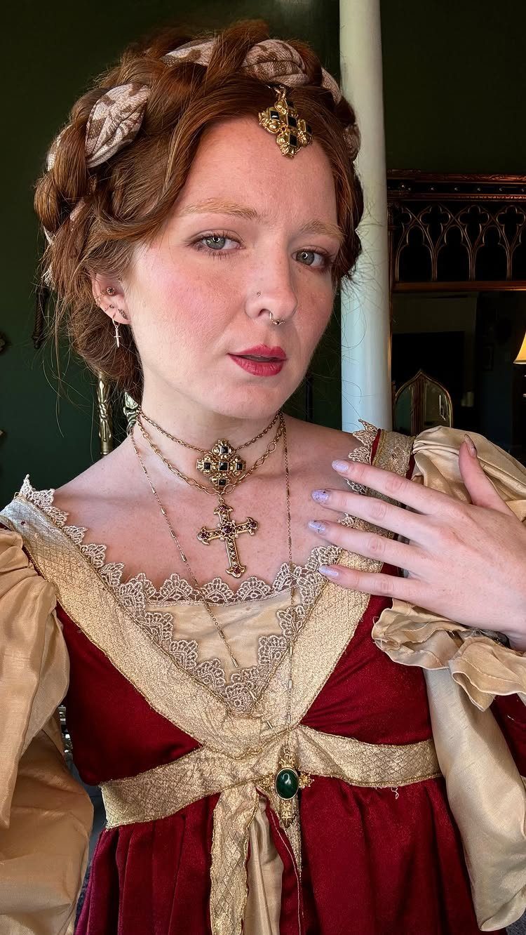 16th Century Fashion for Women: 9 Gown and Bodice Ideas 4 Woman in a red and gold 16th century style gown with ornate jewelry.