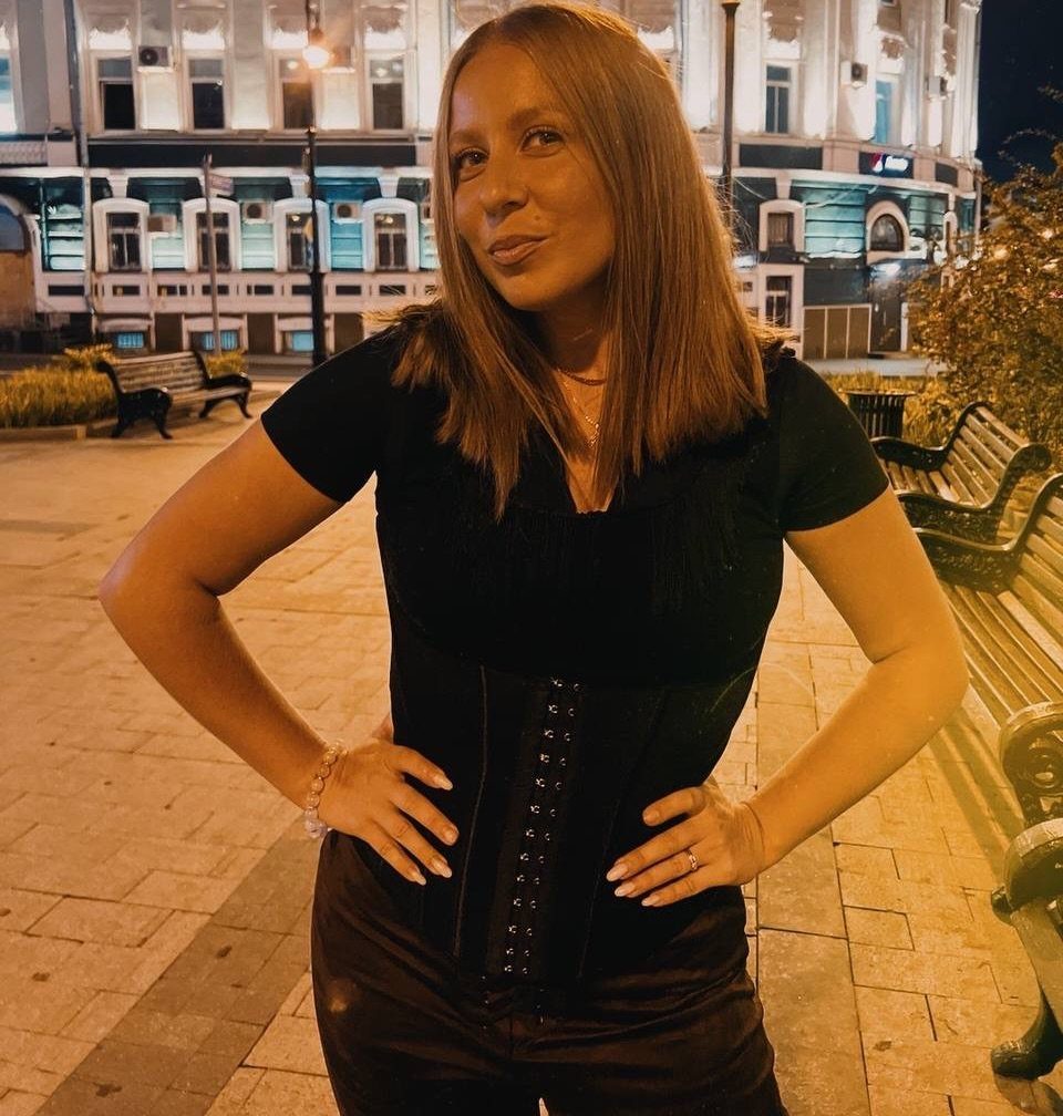 2016 Clubbing Outfits: 14 Ideas from Corsets to Boots 1 Woman wearing a black corset top and matching black pants posing outdoors at night.