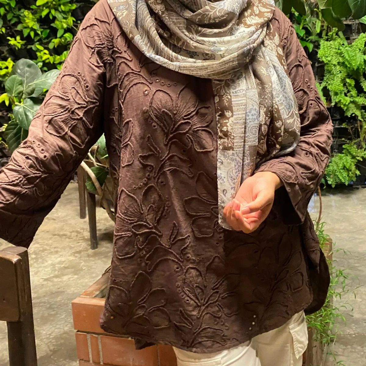 How to Style a Tunic: 9 Ideas From Jeans to Shorts 9 Brown embroidered tunic paired with a patterned grey scarf and white trousers.
