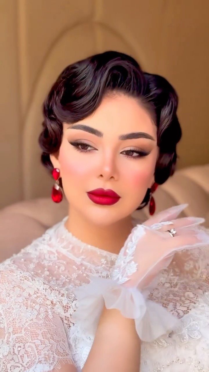 Old Hollywood Style Dresses: 9 Ideas in Satin, Lace and Black 9 Woman with vintage waves and red lips wearing a white lace dress and gloves.